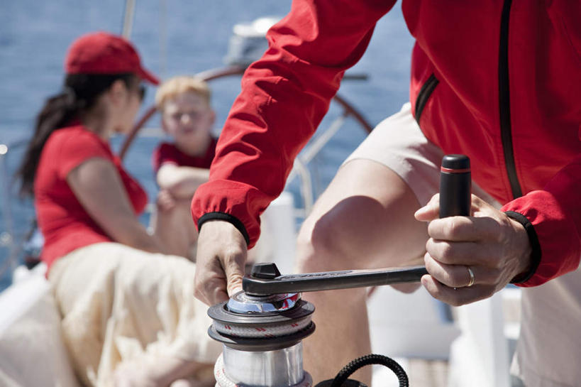 帆船,西方人,儿童,中年人,三个人,家庭,夫妻,母亲,父亲,儿子,站,坐,横图,室外,白天,正面,爱情,纯洁,技术,海浪,海洋,建筑,船,帽子,欧洲,欧洲人,握,服装,朦胧,模糊,浪花,浪漫,拿,拿着,注视,休闲装,设备,运动帽,施工,小孩,衣服,红色,海水,交通工具,观察,看,站着,休闲,温暖,温馨,父子,母子,三口之家,一家人,休闲服,机械,起重机,鸭舌帽,恩爱,父爱,可爱,母爱,童年,童趣,握着,恋人,服饰,观看,和睦,工程,察看,关注,载具,海景,童真,烂漫,无邪,滑车,起重滑车,天真,男孩,男人,男性,年轻女性,女人,女性,中年男性,白种人,孩子,夫妇,情侣,大海,风浪,海,海水的波动,近岸浪,涌浪,站立,坐着,半身,彩图,伴侣,融洽,男生