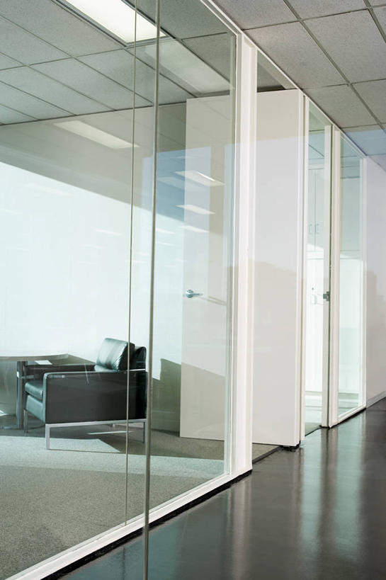 无人,竖图,室内,白天,正面,窗户,落地窗,天花板,照明,阴影,反射,影子,灯光,办公用品,顶灯,玻璃窗,灯,灯具,复印机,扫描,办公设备,照亮,复印,照明设备,彩图,打印