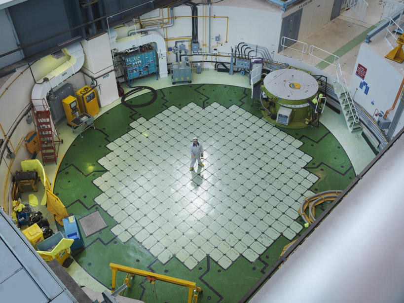 西方人,一个人,工程师,建筑工人,建筑师,站,横图,俯视,室内,白天,工作服,制服,帽子,欧洲,欧洲人,仅一个男性,仅一个人,握,阴影,反射,头盔,影子,地面,拿,拿着,注视,仅一个年轻男性,白色,安全帽,看,站着,发电厂,发电站,握着,核电站,核反应堆,核能,关注,装置,工作制服,核电厂,反应堆,原子反应堆,男人,男性,年轻男性,白种人,技师,建筑工,建筑设计师,抬头,仰头,站立,彩图,高角度拍摄,全身,工作套服