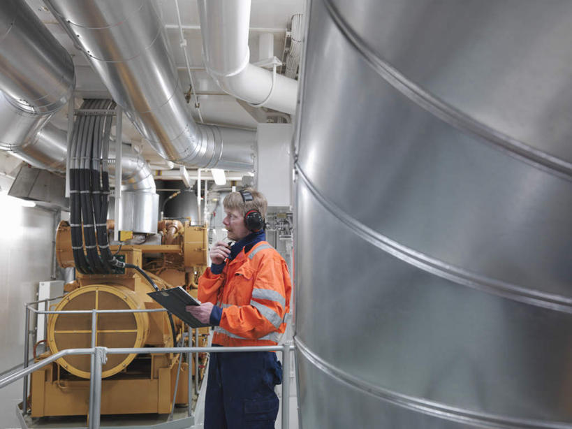 西方人,一个人,工程师,建筑工人,建筑师,栏杆,站,说,横图,室内,白天,侧面,工作服,制服,讨论,通讯,客服,机器,金属制品,欧洲,欧洲人,仅一个男性,仅一个人,握,阴影,反射,信息,金属,发电机,管子,影子,围栏,拿,话务员,拿着,注视,设备,管道,护栏,仅一个年轻男性,耳机,耳麦,话筒,观察,看,站着,机械,橙色,服务,握着,通信,能源,观看,协调,阀门,调节,察看,麦克风,头戴式耳麦,关注,销售,转换,记录板,船坞,记事板,客服人员,电话销售,工作制服,接待员,稳压,交流,男人,男性,年轻男性,白种人,接线员,技师,建筑工,建筑设计师,沟通,讲话,交谈,商讨,说话,谈话,站立,半身,彩图,工作套服,截止,安全服,反光背心,反光服,反光衣,导流,分流,船厂,头戴式耳机