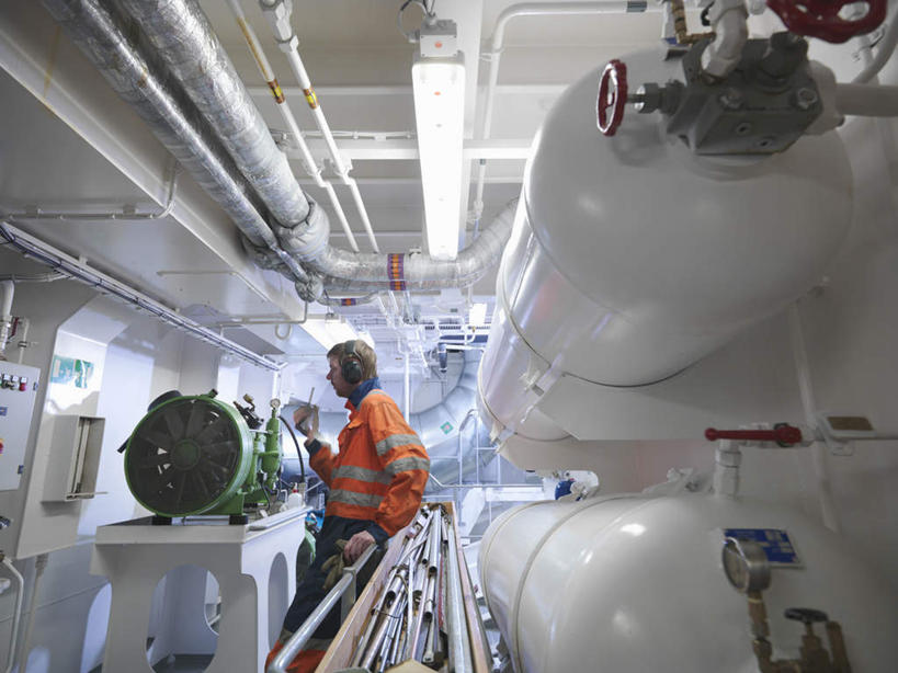 西方人,一个人,工程师,建筑工人,建筑师,栏杆,站,举,说,横图,室内,白天,侧面,工作服,制服,讨论,通讯,金属制品,照明,欧洲,欧洲人,仅一个男性,仅一个人,握,阴影,光线,金属,管子,影子,围栏,灯光,拿,移动,拿着,注视,通讯设备,管道,护栏,顶灯,灯,仅一个年轻男性,灯具,扶,观察,看,靠,靠着,托,倚靠,站着,橙色,握着,通信,观看,对讲机,照亮,阀门,调节,察看,扶着,倚着,照明设备,关注,船坞,工作制服,稳压,交流,男人,男性,年轻男性,白种人,技师,建筑工,建筑设计师,沟通,讲话,交谈,举起,举手,举着,商讨,说话,抬头,谈话,通话,向上举,向上伸,向上托,仰头,站立,半身,彩图,工作套服,截止,安全服,反光背心,反光服,反光衣,导流,分流,船厂