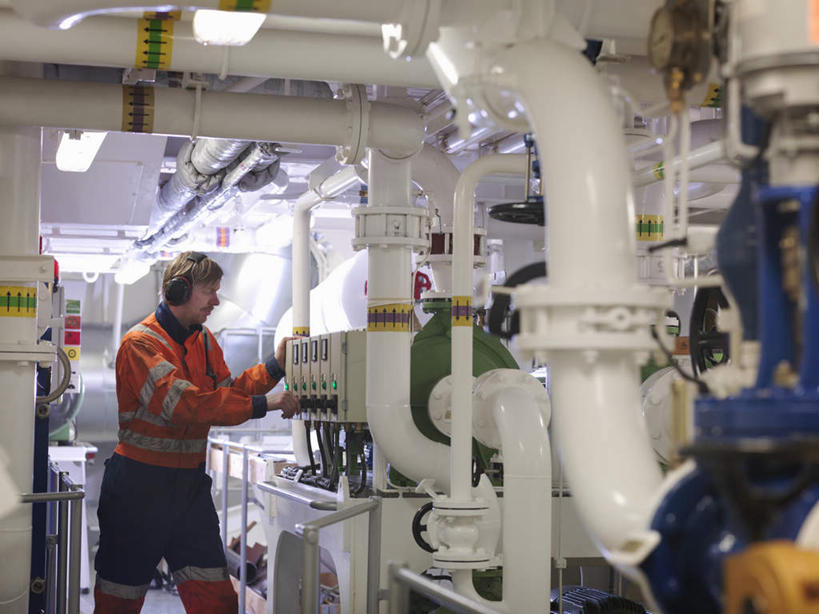 西方人,一个人,工程师,建筑工人,建筑师,栏杆,站,举,说,横图,室内,白天,侧面,工作服,制服,讨论,通讯,金属制品,照明,欧洲,欧洲人,仅一个男性,仅一个人,握,阴影,光线,金属,管子,影子,围栏,灯光,拿,移动,拿着,注视,通讯设备,管道,护栏,顶灯,灯,仅一个年轻男性,灯具,扶,观察,看,靠,靠着,托,倚靠,站着,橙色,握着,通信,观看,对讲机,照亮,阀门,调节,察看,扶着,倚着,照明设备,关注,船坞,工作制服,稳压,交流,男人,男性,年轻男性,白种人,技师,建筑工,建筑设计师,沟通,讲话,交谈,举起,举手,举着,商讨,说话,抬头,谈话,通话,向上举,向上伸,向上托,仰头,站立,半身,彩图,工作套服,截止,安全服,反光背心,反光服,反光衣,导流,分流,船厂