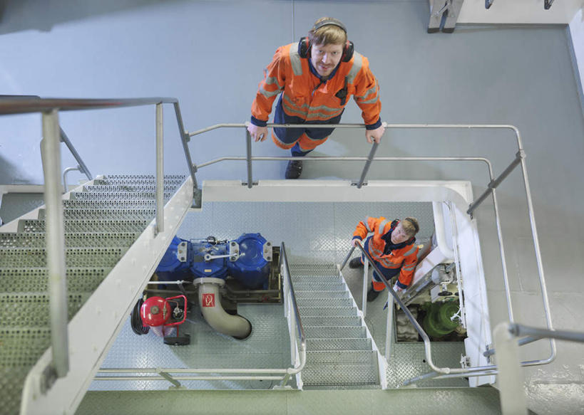 西方人,两个人,同事,工程师,建筑工人,建筑师,栏杆,站,横图,俯视,室内,白天,工作服,制服,通讯,成功,合作,团队,集体,信心,客服,楼梯,金属制品,欧洲,欧洲人,握,阴影,反射,信息,金属,扶手,管子,影子,阶梯,拿,话务员,拿着,注视,管道,队伍,护栏,台阶,耳机,耳麦,话筒,观察,看,站着,橙色,服务,握着,通信,观看,协调,察看,麦克风,领导,头戴式耳麦,成就,关注,销售,合伙,领袖,船坞,客服人员,电话销售,工作制服,接待员,男人,男性,年轻男性,白种人,接线员,技师,建筑工,建筑设计师,抬头,仰头,站立,彩图,高角度拍摄,全身,工作套服,安全服,反光背心,反光服,反光衣,船厂,头戴式耳机