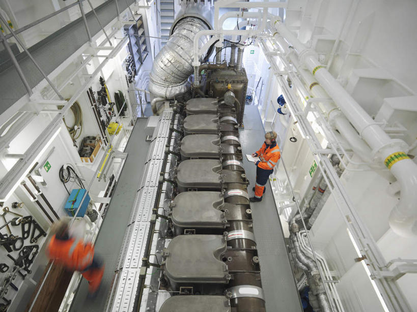 西方人,两个人,同事,工程师,建筑工人,建筑师,站,走,横图,俯视,室内,白天,工作服,制服,成功,合作,团队,集体,信心,机器,摆设,金属制品,欧洲,欧洲人,握,阴影,朦胧,模糊,反射,金属,管子,影子,拿,拿着,注视,设备,管道,队伍,观察,看,站着,机械,橙色,握着,观看,阀门,调节,察看,领导,成就,关注,记录板,装备,合伙,领袖,船坞,记事板,工作制服,设置,稳压,男人,男性,年轻男性,中年男性,白种人,技师,建筑工,建筑设计师,步行,散步,站立,走路,彩图,高角度拍摄,全身,工作套服,截止,安全服,反光背心,反光服,反光衣,导流,分流,船厂