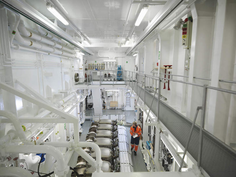 西方人,一个人,工程师,建筑工人,建筑师,栏杆,站,横图,俯视,室内,白天,工作服,制服,机器,摆设,金属制品,欧洲,欧洲人,仅一个男性,仅一个人,握,阴影,反射,金属,管子,影子,围栏,拿,拿着,注视,设备,管道,护栏,仅一个年轻男性,观察,看,站着,机械,橙色,握着,观看,察看,关注,记录板,装备,船坞,记事板,工作制服,设置,男人,男性,年轻男性,白种人,技师,建筑工,建筑设计师,站立,彩图,高角度拍摄,全身,工作套服,安全服,反光背心,反光服,反光衣,船厂