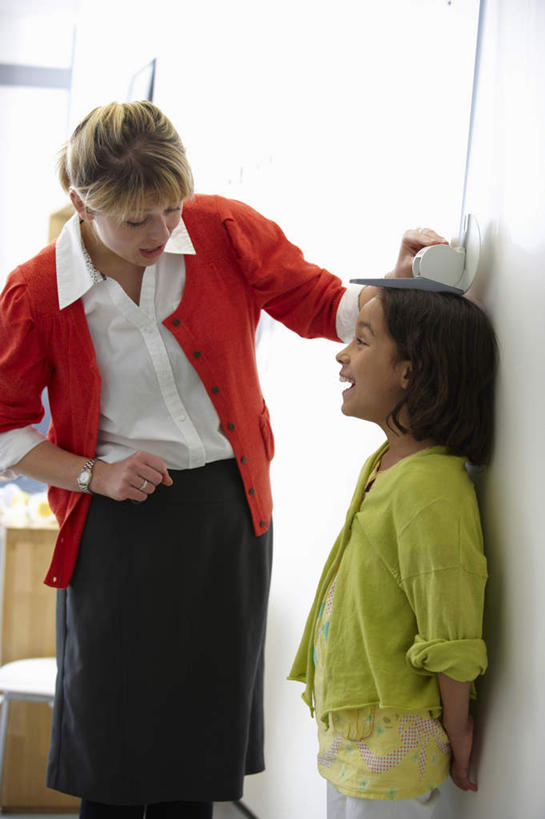 西方人,儿童,两个人,医生,病人,医院,站,举,竖图,室内,白天,正面,工作服,制服,纯洁,仪器,欧洲,欧洲人,弯腰,握,阴影,服装,朦胧,模糊,反射,影子,墙,生活,拿,拿着,注视,休闲装,墙壁,墙面,小孩,衣服,红色,绿色,低头,观察,看,靠,靠着,托,倚靠,站着,医护人员,医疗人员,休闲,健康,休闲服,可爱,童年,童趣,握着,服饰,观看,察看,衡量,倚着,体重,关注,病患,计量,童真,烂漫,无邪,医疗机构,弯身,衡器,健康秤,工作制服,天真,女孩,女人,女性,中年女性,白种人,孩子,大夫,患者,就医者,秤,体重秤,举起,举手,举着,向上举,向上伸,向上托,站立,半身,彩图,工作套服,病院,诊所,身高体重秤,女生