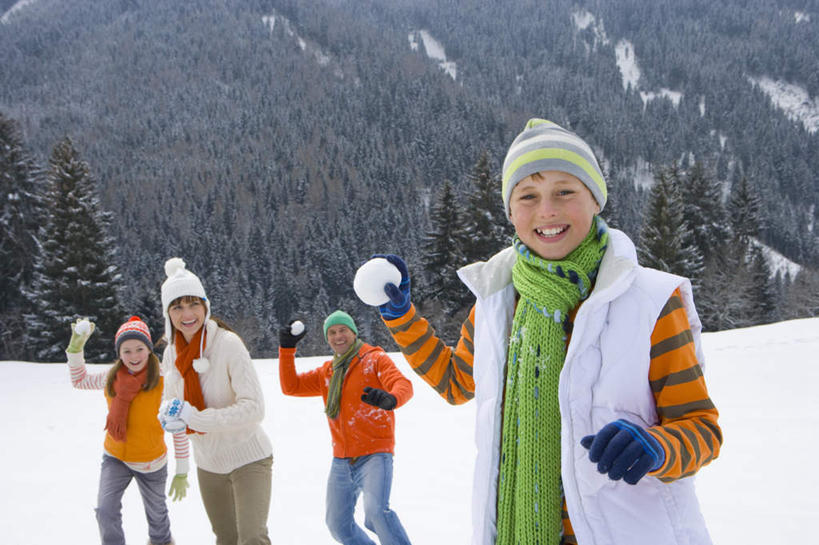 西方人,儿童,中年人,四个人,家庭,夫妻,母亲,父亲,女儿,儿子,站,举,笑,微笑,露齿笑,横图,室外,白天,正面,爱情,旅游,度假,游戏,纯洁,美景,山,树林,雪,雪山,植物,大雪,帽子,欧洲,欧洲人,握,阴影,服装,装饰,光线,影子,冰,积雪,景观,山峰,雪景,冬季,冬天,山峦,浪漫,拿,玩,拿着,注视,休闲装,娱乐,树,树木,小孩,衣服,绿色,白色,阳光,自然,围巾,观察,看,托,站着,享受,休闲,温暖,温馨,父女,父子,母女,母子,一家人,休闲服,橙色,景色,恩爱,放松,父爱,寒冷,可爱,母爱,童年,童趣,握着,恋人,服饰,生长,成长,围脖,观看,活动,保暖,华丽,点缀,和睦,察看,冰冷,御寒,发泄,关注,消遣,智力,自然风光,打雪仗,童真,烂漫,无邪,宣泄,衬托,美观,雅致,雅观,编织帽,严寒,冰凉,酷寒,凛冽,凛凛,极冷,天真,男孩,男人,男性,女孩,女人,女性,中年男性,中年女性,白种人,孩子,夫妇,情侣,举起,举手,举着,玩耍,嬉戏,向上举,向上伸,向上托,站立,半身,彩图,雪仗,伴侣,融洽,男生,女生