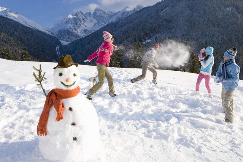 西方人,儿童,中年人,四个人,家庭,夫妻,母亲,父亲,女儿,儿子,站,投,横图,室外,白天,正面,爱情,旅游,度假,游戏,纯洁,安全,美景,山,雪,雪山,大雪,帽子,欧洲,欧洲人,阴影,飞溅,服装,装饰,溅,光线,影子,冰,积雪,景观,山峰,雪景,雪人,冬季,冬天,防护,山峦,浪漫,玩,注视,休闲装,娱乐,小孩,衣服,蓝色,蓝天,天空,阳光,自然,手套,围巾,天,观察,看,站着,享受,休闲,温暖,温馨,父女,父子,母女,母子,一家人,休闲服,景色,恩爱,放松,父爱,寒冷,可爱,母爱,童年,童趣,恋人,服饰,晴朗,围脖,观看,活动,保暖,保护,华丽,点缀,和睦,察看,冰冷,御寒,发泄,关注,喷洒,消遣,智力,自然风光,保险,打雪仗,童真,烂漫,无邪,万里无云,宣泄,保全,周全,安稳,安定,衬托,美观,雅致,雅观,编织帽,防护手套,严寒,冰凉,酷寒,凛冽,凛凛,极冷,平安,天真,男孩,男人,男性,女孩,女人,女性,中年男性,中年女性,白种人,孩子,夫妇,情侣,晴空,晴空万里,抛,扔,撒,玩耍,嬉戏,站立,掷,彩图,全身,雪仗,伴侣,融洽,男生,女生,拟人