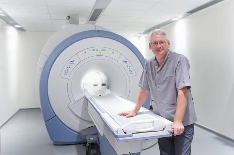 西方人,一个人,医生,医院,站,横图,室内,白天,正面,工作服,制服,机器,欧洲,欧洲人,仅一个男性,仅一个人,仅一个中年男性,撑,阴影,反射,医学,眼镜,影子,墙,注视,设备,墙壁,墙面,灰色,扫描仪,观察,看,站着,医护人员,医疗人员,观看,察看,医疗,医疗设备,撑着,关注,医疗器械,核磁共振,医疗工具,近视眼镜,核磁共振成像,医疗机构,核磁共振扫描仪,磁共振成像,核磁共振技术,工作制服,检测工具,男人,男性,中年男性,白种人,大夫,站立,半身,彩图,工作套服,病院,诊所