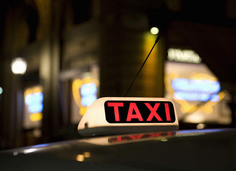 无人,横图,室外,夜晚,正面,度假,美景,城市风光,城市,出租车,汽车,照明,意大利,欧洲,一辆,一排,阴影,朦胧,模糊,整齐,光线,英文,标志,文字,影子,字符,字母,景观,灯光,娱乐,标识,车,灯,排列,灯具,交通工具,轿车,享受,休闲,景色,放松,英文字母,照亮,照明设备,队列,南欧,载具,的士,计程车,意大利共和国,出租车顶灯,出租车广告顶灯,汽车顶灯,彩图