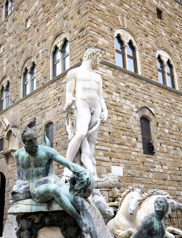 西方人,一个人,无人,家,站,竖图,室外,白天,仰视,度假,美景,城市风光,城市,雕塑,意大利,欧洲,欧洲人,仅一个男性,仅一个人,阴影,艺术,装饰,光线,雕刻,雕像,影子,房屋,屋子,景观,注视,娱乐,楼房,石雕,住宅,仅一个年轻男性,阳光,工艺品,低头,观察,看,站着,享受,休闲,景色,放松,观看,纪念,美术,察看,关注,南欧,主题,陈列,佛罗伦萨市政广场,意大利共和国,功能,美学,男人,男性,年轻男性,白种人,站立,彩图,低角度拍摄,全身,房子