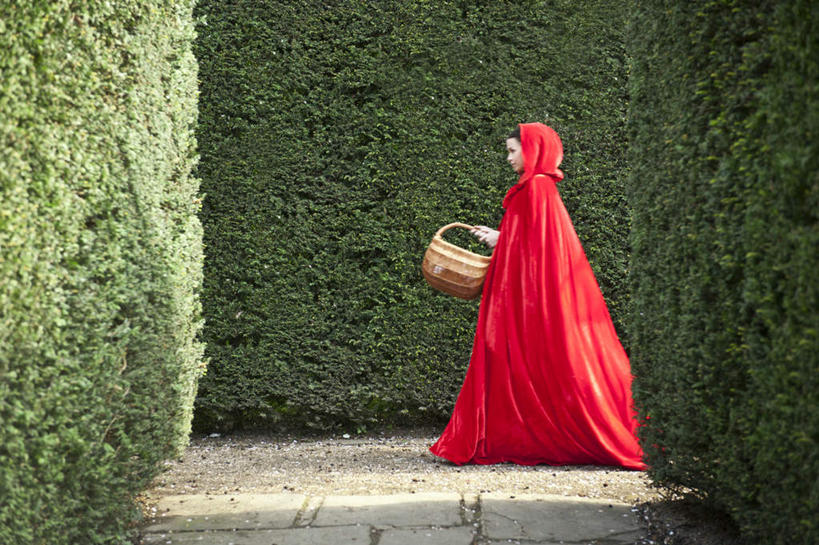 西方人,一个人,走,交叉,横图,室外,白天,侧面,童话故事,植物,竹子,欧洲,欧洲人,仅一个年轻女性,仅一个女性,仅一个人,握,阴影,竹制,环保,编织,光线,篮子,影子,防护,拿,拿着,注视,树,树木,红色,绿色,阳光,自然,竹篮,观察,看,握着,生长,成长,观看,竹条,交织,察看,竹制品,关注,美好,美妙,间隔,小红帽,斗篷,美观,雅观,穿插,大氅,绿篱,生篱,树篱,植篱,大灰狼,格林童话,童话,年轻女性,女人,女性,白种人,步行,散步,走路,彩图,全身