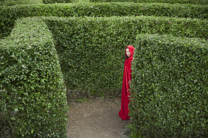 西方人,一个人,站,横图,室外,白天,侧面,游戏,童话故事,植物,欧洲,欧洲人,仅一个年轻女性,仅一个女性,仅一个人,环保,防护,玩,注视,娱乐,树,树木,红色,绿色,自然,观察,看,站着,休闲,生长,成长,观看,活动,察看,发泄,关注,美好,美妙,消遣,智力,间隔,迷宫,小红帽,斗篷,宣泄,美观,雅观,大氅,绿篱,生篱,树篱,植篱,大灰狼,格林童话,童话,年轻女性,女人,女性,白种人,玩耍,嬉戏,站立,彩图,全身