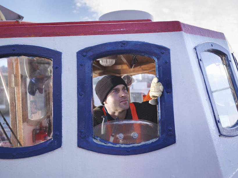 西方人,一个人,渔夫,站,横图,室外,白天,正面,工作服,制服,安全,轮船,船,帽子,欧洲,欧洲人,仅一个男性,仅一个人,仅一个中年男性,云,云朵,防护,云彩,注视,蓝色,白云,蓝天,天空,手套,交通工具,天,扶,观察,看,站着,晴朗,观看,保护,察看,扶着,关注,载具,保险,保全,周全,安稳,安定,棉帽,防护手套,工作制服,平安,男人,男性,中年男性,白种人,捕鱼人,打鱼人,晴空,站立,半身,彩图,工作套服