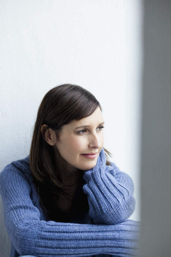 西方人,一个人,坐,竖图,室内,白天,正面,毛衣,欧洲,欧洲人,仅一个女性,仅一个人,撑,墙,注视,墙壁,墙面,观察,看,靠,靠着,仅一个中年女性,观看,察看,撑着,关注,线衫,女人,女性,中年女性,白种人,坐着,半身,彩图,绒衣,套衫,套头毛衣,线衣