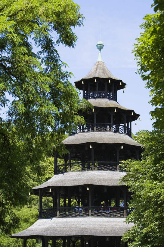 无人,竖图,室外,白天,正面,旅游,度假,名胜古迹,树林,植物,标志建筑,地标,建筑,德国,欧洲,阴影,遗迹,光线,影子,古迹,文物,娱乐,建设,古建筑,慕尼黑,树,树木,蓝色,绿色,蓝天,天空,阳光,自然,天,享受,休闲,旅游胜地,放松,生长,晴朗,成长,西欧,古文明,万里无云,德意志联邦共和国,首府,巴伐利亚,巴伐利亚州,拜恩州,拜恩自由州,慕尼黑中国塔,中国塔,晴空,晴空万里,彩图