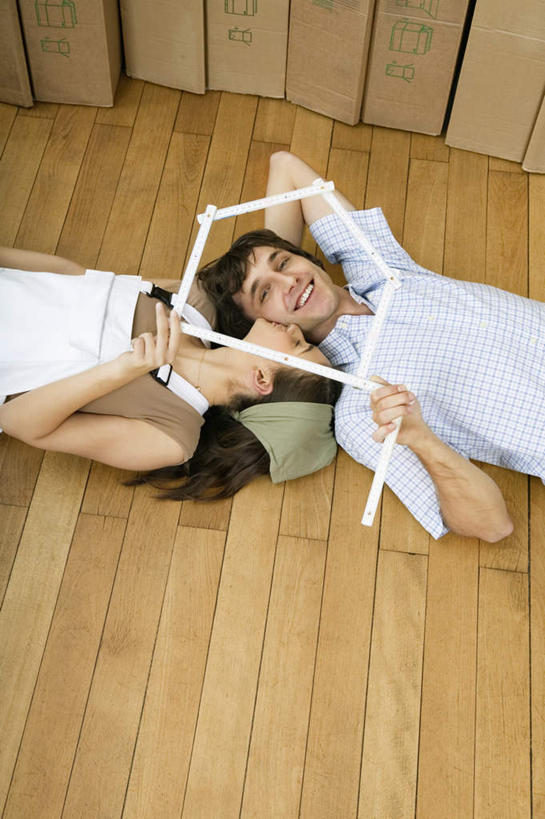 西方人,两个人,躺,举,竖图,俯视,室内,白天,爱情,地板,欧洲,欧洲人,一把,握,阴影,服装,反射,测量,影子,刻度,地面,浪漫,拿,拿着,注视,休闲装,木地板,衣服,尺,观察,看,托,休闲,温暖,温馨,休闲服,恩爱,握着,恋人,服饰,观看,测量工具,尺子,和睦,察看,衡量,绘图,关注,折尺,比例,测绘,量具,量仪,标度,卧着,男人,男性,年轻男性,年轻女性,女人,女性,白种人,情侣,举起,举手,举着,躺着,卧,向上举,向上伸,向上托,半身,彩图,高角度拍摄,伴侣,融洽