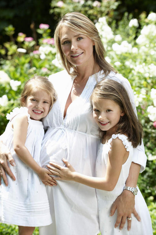 西方人,儿童,中年人,三个人,家庭,母亲,女儿,站,抱,笑,微笑,露齿笑,竖图,室外,白天,正面,纯洁,花海,花圃,植物,叶子,欧洲,欧洲人,服装,盛开,花蕾,注视,休闲装,花,花瓣,花朵,花卉,鲜花,小孩,衣服,绿色,花丛,花束,花田,花苞,花蕊,观察,看,站着,休闲,温暖,温馨,母女,一家人,休闲服,可爱,母爱,童年,童趣,服饰,抱着,观看,和睦,察看,搂着,关注,童真,烂漫,无邪,天真,女孩,女人,女性,中年女性,白种人,孩子,搂,搂抱,站立,半身,彩图,融洽,女生