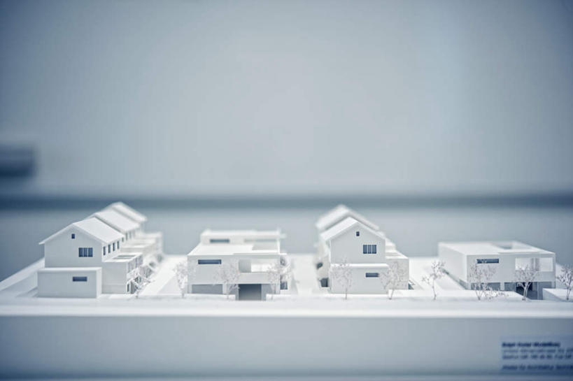 无人,办公室,横图,室内,特写,白天,正面,桌面,桌子,静物,朦胧,模糊,立体,空间,木制,墙,墙壁,墙面,白板,黑板擦,模型,木制品,规划,记录板,记事板,直观,建筑模型,建筑设计,粉笔擦,设计,彩图