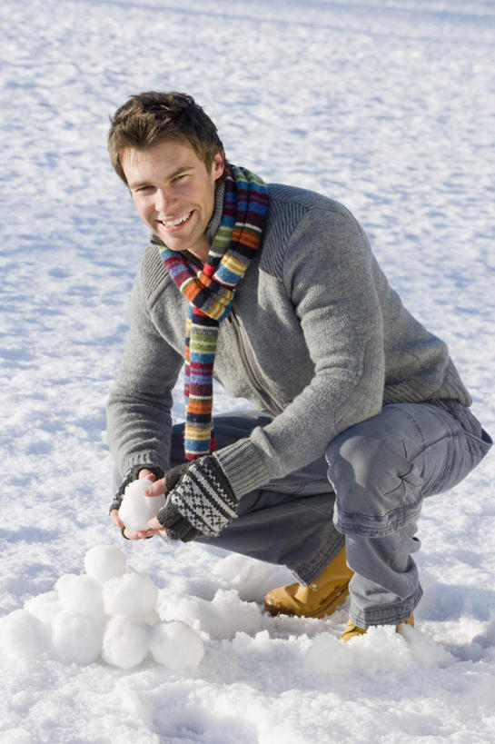 西方人,一个人,蹲,笑,微笑,露齿笑,竖图,室外,白天,侧面,毛衣,雪,大雪,欧洲,欧洲人,仅一个男性,仅一个人,装饰,积雪,雪景,冬季,冬天,注视,仅一个年轻男性,手套,围巾,观察,看,温暖,寒冷,围脖,观看,保暖,华丽,点缀,察看,御寒,关注,线衫,衬托,美观,雅致,雅观,严寒,男人,男性,年轻男性,白种人,蹲着,彩图,全身,绒衣,套衫,套头毛衣,线衣