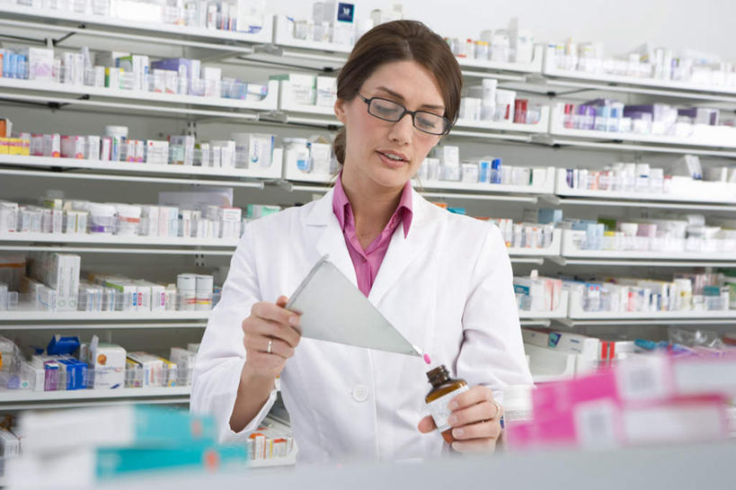 西方人,一个人,药剂师,站,横图,室内,白天,正面,安全,柜子,欧洲,欧洲人,仅一个年轻女性,仅一个女性,仅一个人,一排,许多,倒,握,整齐,工作,眼镜,药剂,药瓶,防护,拿,拿着,注视,排列,白色,白纸,药品,橱柜,观察,看,站着,治疗,握着,药房,观看,保护,药物,察看,医疗,白大褂,队列,关注,保险,预防,近视眼镜,配药,平安,年轻女性,女人,女性,白种人,配药师,站立,半身,彩图