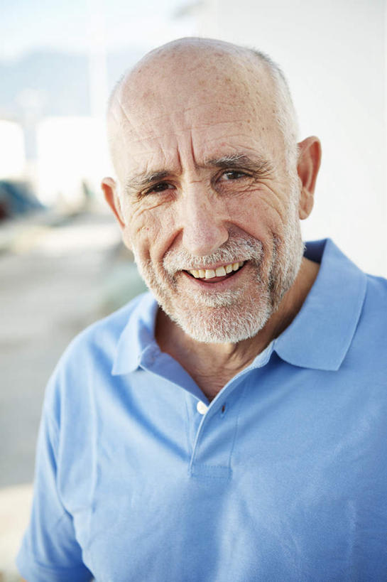 西方人,脸,头,脸颊,胡须,一个人,渔夫,站,笑,微笑,露齿笑,竖图,室外,特写,白天,正面,T恤衫,欧洲,欧洲人,仅一个男性,仅一个人,阴影,服装,朦胧,模糊,光线,影子,T恤,注视,休闲装,肩膀,衣服,蓝色,天空,阳光,天,观察,看,站着,仅一个老年男性,休闲,休闲服,服饰,观看,察看,关注,老年男性,男人,男性,白种人,头部,胡子,络腮胡,脸部,脸蛋,面部,捕鱼人,打鱼人,站立,半身,彩图