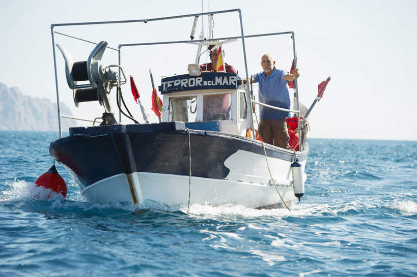 西方人,两个人,伙伴,朋友,渔夫,站,横图,室外,白天,正面,T恤衫,友谊,合作,团队,海浪,海洋,轮船,船,欧洲,欧洲人,一艘,阴影,波纹,服装,光线,影子,浪花,涟漪,T恤,注视,休闲装,捕鱼,衣服,水纹,天空,阳光,海水,交通工具,波浪,天,扶,观察,看,行驶,站着,休闲,休闲服,战略,服饰,观看,察看,航行,打鱼,扶着,关注,载具,海景,水晕,联合,合谋,配合,协作,老年男性,男人,男性,中年男性,白种人,捕鱼人,打鱼人,大海,风浪,海,海水的波动,近岸浪,涌浪,站立,半身,彩图