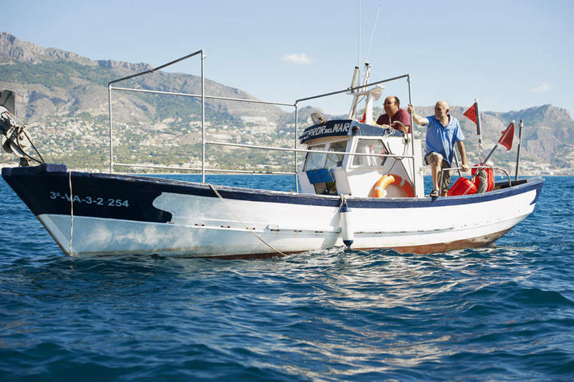 西方人,两个人,伙伴,朋友,渔夫,站,横图,室外,白天,正面,T恤衫,友谊,合作,团队,海浪,海洋,山,轮船,船,欧洲,欧洲人,一艘,阴影,波纹,服装,光线,影子,浪花,山峰,云,云朵,涟漪,山峦,T恤,云彩,注视,休闲装,捕鱼,衣服,蓝色,白云,蓝天,水纹,天空,阳光,海水,交通工具,波浪,天,观察,驾驶,看,行驶,站着,休闲,休闲服,战略,服饰,晴朗,观看,操纵,控制,察看,航行,打鱼,关注,载具,海景,操控,水晕,联合,合谋,把持,配合,协作,老年男性,男人,男性,中年男性,白种人,捕鱼人,打鱼人,大海,风浪,海,海水的波动,近岸浪,涌浪,晴空,站立,彩图,全身