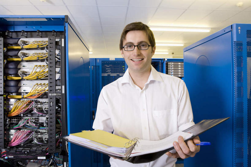 西方人,一个人,技术人员,站,笑,微笑,露齿笑,横图,室内,白天,正面,衬衫,服务器,电脑,天花板,欧洲,欧洲人,仅一个男性,仅一个人,一排,许多,握,整齐,网络,眼镜,文件夹,拿,拿着,注视,输入设备,通讯设备,开关,排列,仅一个年轻男性,蓝色,白色,按钮,观察,看,站着,台式电脑,握着,观看,光驱,主机,察看,机箱,机房,队列,关注,通信设备,近视眼镜,光盘驱动器,男人,男性,年轻男性,白种人,技术员,站立,半身,彩图,衬衣