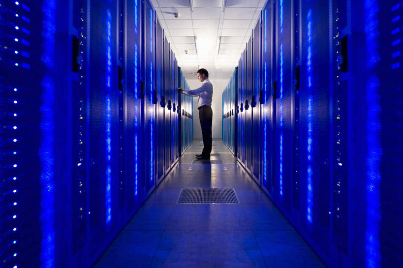 西方人,一个人,商务人士,商务男性,站,横图,室内,白天,侧面,衬衫,服务器,电脑,柜子,天花板,欧洲,欧洲人,仅一个男性,仅一个人,仅一个中年男性,一排,许多,套装,检查,整齐,工作,网络,瓷砖,地砖,地面,输入设备,通讯设备,开关,排列,蓝色,按钮,橱柜,站着,台式电脑,光驱,主机,机箱,队列,通信设备,商务装,工薪阶层,光盘驱动器,男人,男性,中年男性,白种人,白领,上班族,站立,彩图,全身,衬衣