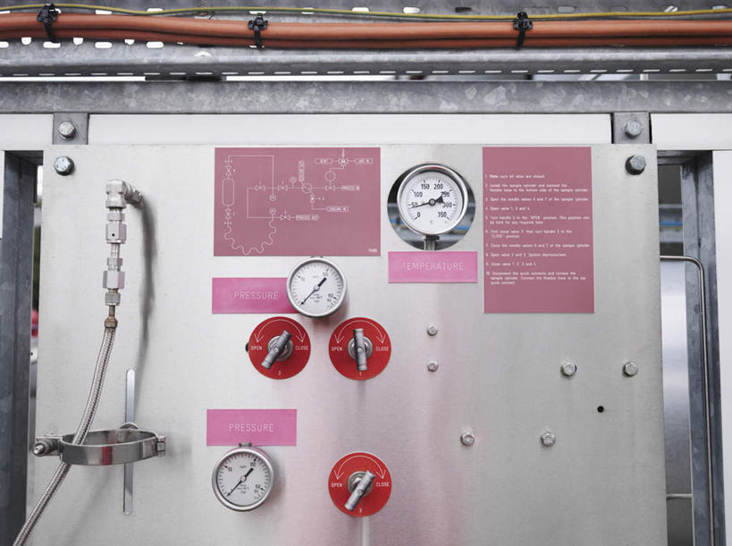 无人,工厂,横图,室内,特写,白天,正面,车间,静物,阴影,反射,测量,标志,数字,文字,影子,字符,指针,标识,粉色,红色,发电站,压力,阿拉伯数字,能源,能量,仪表盘,控制面板,压力表,彩图,制造厂