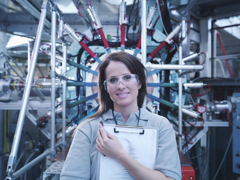 西方人,一个人,科学家,站,笑,微笑,露齿笑,横图,室内,白天,正面,衬衫,安全,仪器,欧洲,欧洲人,仅一个女性,仅一个人,握,圆形,眼镜,实验室,研究室,防护,拿,拿着,注视,设备,观察,看,站着,仅一个中年女性,握着,观看,护目镜,保护,察看,科研人员,关注,环形,保险,研究者,记录板,装置,试验室,记事板,实验器材,科学研究者,保全,周全,安稳,安定,安全防护眼镜,粒子加速器,加速器,实验设备,平安,女人,女性,中年女性,白种人,科学工作者,站立,半身,彩图,衬衣,加速,防护眼镜