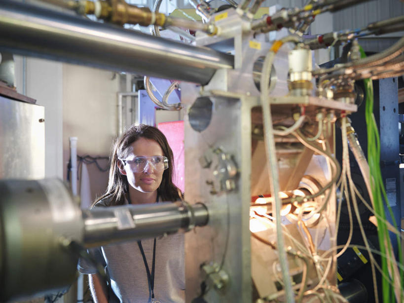 西方人,一个人,科学家,站,横图,室内,白天,正面,衬衫,安全,仪器,欧洲,欧洲人,仅一个女性,仅一个人,检查,工作,圆形,眼镜,实验室,研究室,防护,注视,设备,标识,吊牌,胸牌,观察,看,站着,仅一个中年女性,观看,护目镜,保护,察看,徽章,科研人员,关注,环形,保险,研究者,身份,装置,试验室,实验器材,胸章,胸卡,科学研究者,保全,周全,安稳,安定,安全防护眼镜,编号牌,雕刻牌,工号牌,胸号牌,胸徽,员工牌,粒子加速器,加速器,实验设备,平安,女人,女性,中年女性,白种人,科学工作者,站立,半身,彩图,衬衣,加速,防护眼镜