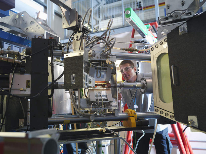 西方人,一个人,工程师,建筑工人,建筑师,站,横图,室内,白天,正面,工作服,衬衫,制服,欧洲,欧洲人,仅一个男性,仅一个人,仅一个中年男性,检查,工作,实验室,研究室,注视,设备,观察,看,站着,观看,察看,关注,装置,试验室,实验器材,工作制服,粒子加速器,加速器,实验设备,男人,男性,中年男性,白种人,技师,建筑工,建筑设计师,站立,半身,彩图,衬衣,工作套服,加速