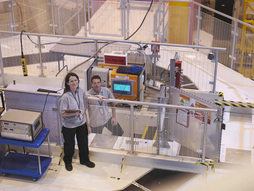 西方人,两个人,伙伴,朋友,科学家,栏杆,站,笑,微笑,横图,俯视,室内,白天,工作服,制服,友谊,合作,团队,电脑,显示器,鼠标,键盘,欧洲,欧洲人,握,网络,扶手,仓库,注视,设备,输入设备,通讯设备,护栏,观察,看,站着,台式电脑,战略,握着,能源,观看,核能,察看,科研人员,关注,通信设备,研究者,记录板,装置,输出设备,记事板,科学研究者,联合,合谋,工作制服,粒子加速器,加速器,配合,协作,男人,男性,女人,女性,中年男性,中年女性,白种人,科学工作者,站立,彩图,高角度拍摄,全身,工作套服,加速,原子能