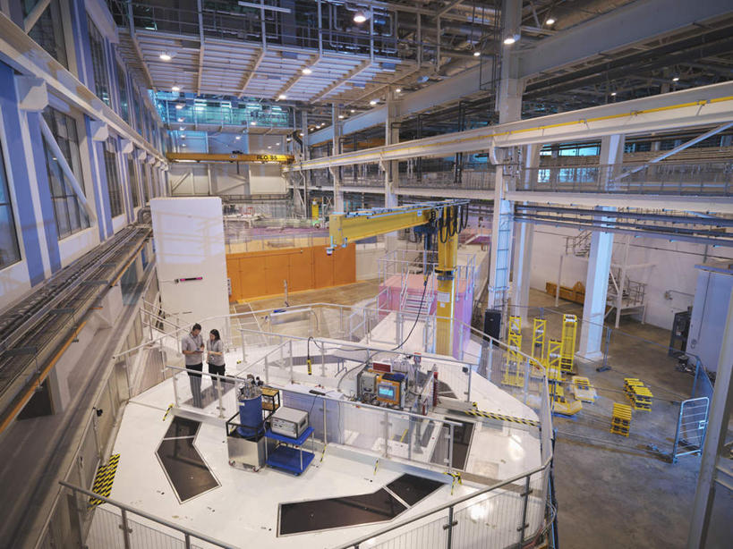 西方人,两个人,伙伴,朋友,科学家,工厂,栏杆,站,横图,俯视,室内,白天,工作服,制服,友谊,合作,团队,车间,欧洲,欧洲人,阴影,工作,光线,影子,墙,围栏,灯光,仓库,注视,设备,护栏,墙壁,墙面,观察,看,站着,战略,能源,观看,核能,察看,科研人员,关注,研究者,装置,科学研究者,联合,合谋,工作制服,粒子加速器,加速器,配合,协作,男人,男性,女人,女性,中年男性,中年女性,白种人,科学工作者,站立,彩图,高角度拍摄,全身,工作套服,制造厂,加速,原子能