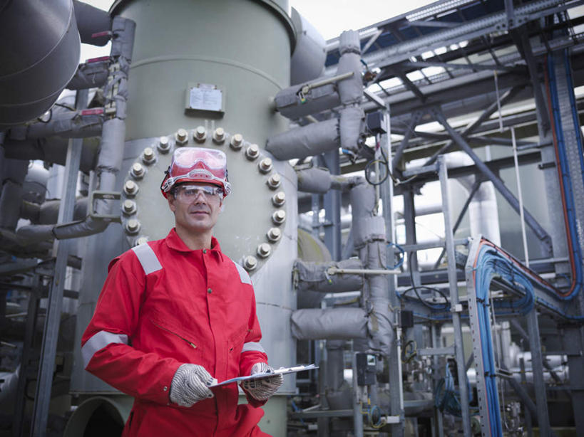 西方人,一个人,工程师,建筑工人,建筑师,工厂,站,笑,微笑,横图,室内,白天,正面,工作服,制服,安全,车间,帽子,欧洲,欧洲人,仅一个男性,仅一个人,仅一个中年男性,握,头盔,眼镜,防护,拿,拿着,注视,安全帽,容器,手套,观察,看,站着,油罐,储油罐,握着,观看,储藏,天然气,护目镜,保护,察看,储存,关注,保险,保全,周全,安稳,安定,防护手套,有机物,安全防护眼镜,工作制服,甲烷,无色,无味,可燃冰,沼气,存油罐,贮油罐,平安,男人,男性,中年男性,白种人,技师,建筑工,建筑设计师,站立,半身,彩图,工作套服,制造厂,贮存,防护眼镜