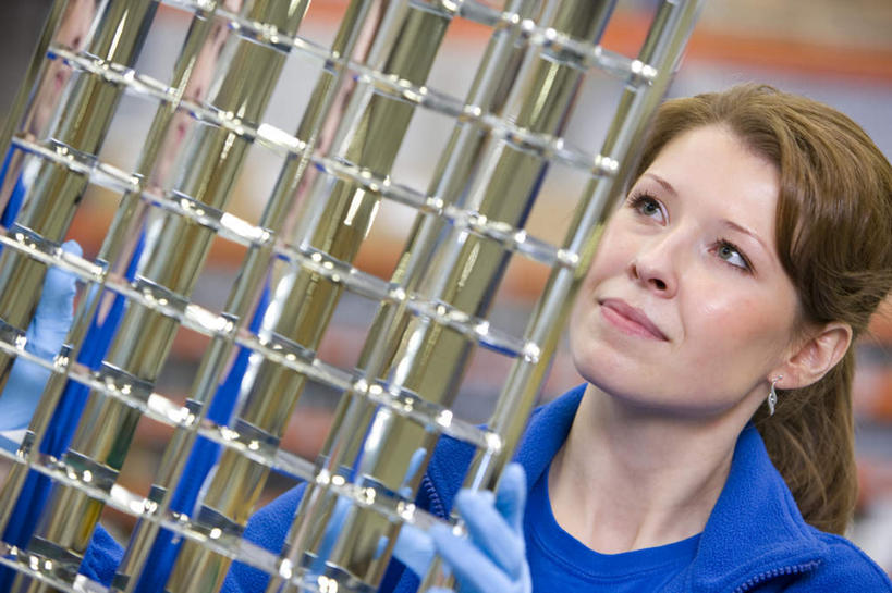 西方人,一个人,站,笑,微笑,横图,室内,白天,正面,工作服,制服,安全,金属制品,欧洲,欧洲人,仅一个年轻女性,仅一个女性,仅一个人,握,朦胧,模糊,结构,金属,棕色,防护,拿,拿着,注视,蓝色,手套,框架,观察,看,站着,握着,观看,保护,察看,关注,保险,产品,保全,周全,安稳,安定,防护手套,工作制服,平安,年轻女性,女人,女性,白种人,长发,站立,半身,彩图,工作套服