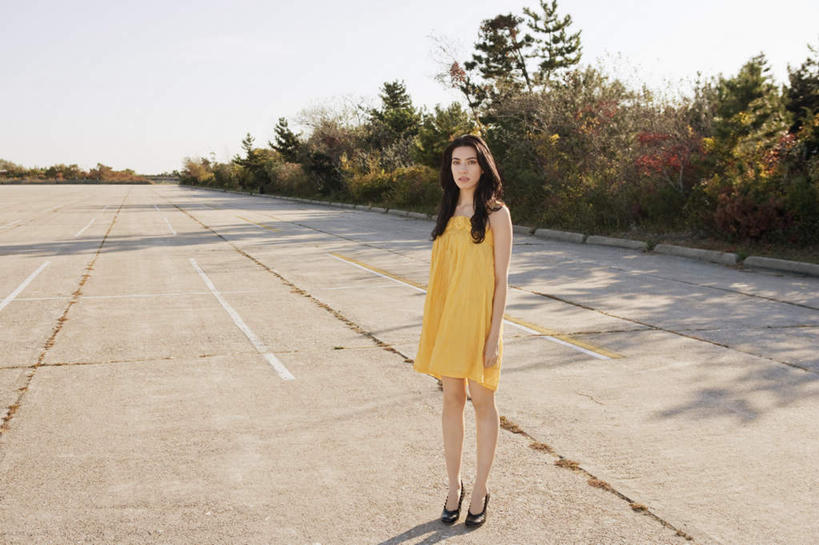 西方人,一个人,站,横图,室外,白天,正面,裙子,寂寞,植物,道路,路,公路,欧洲,欧洲人,仅一个年轻女性,仅一个女性,仅一个人,阴影,连衣裙,光线,影子,棕色,交通,注视,树,树木,黄色,绿色,天空,阳光,自然,天,观察,看,站着,生长,晴朗,成长,观看,察看,关注,万里无云,孤单,年轻女性,女人,女性,白种人,长发,晴空,晴空万里,马路,站立,彩图,全身,寥寂