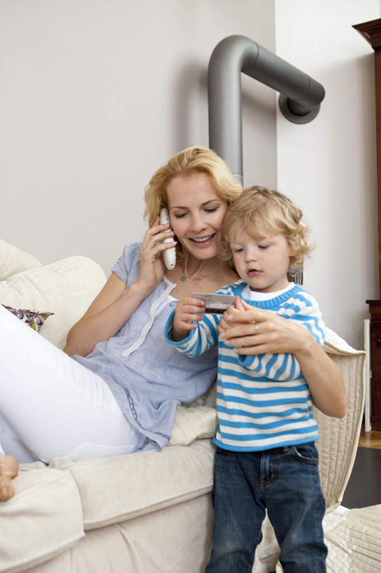 西方人,儿童,中年人,两个人,家庭,母亲,儿子,客厅,站,坐,笑,微笑,露齿笑,竖图,室内,白天,正面,纯洁,沙发,欧洲,欧洲人,握,条纹,服装,裤子,墙,拿,拿着,注视,牛仔裤,休闲装,墙壁,墙面,小孩,衣服,观察,看,靠,靠着,站着,休闲,温暖,温馨,母子,一家人,休闲服,可爱,母爱,童年,童趣,握着,服饰,观看,和睦,察看,起居室,关注,布艺沙发,童真,烂漫,无邪,客堂,天真,男孩,女人,女性,中年女性,白种人,孩子,站立,坐着,半身,彩图,融洽,男生