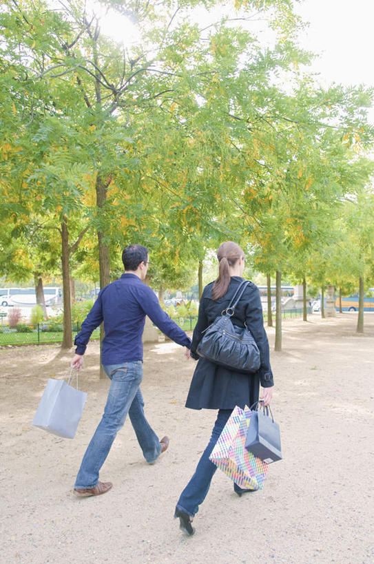 西方人,两个人,夫妻,走,竖图,室外,白天,爱情,购物,消费,树林,植物,道路,路,袋子,欧洲,欧洲人,握,阴影,服装,裤子,光线,包装袋,手提袋,影子,小路,购物袋,地面,交通,浪漫,拿,风衣,拎,拿着,牛仔裤,外套,树,树木,背面,衣服,绿色,天空,阳光,自然,天,温暖,温馨,恩爱,握着,金融,恋人,服饰,生长,成长,和睦,衣着,穿着,购买,贸易,衣饰,男人,男性,年轻女性,女人,女性,中年男性,白种人,夫妇,情侣,步行,散步,走路,彩图,全身,伴侣,融洽,拎着