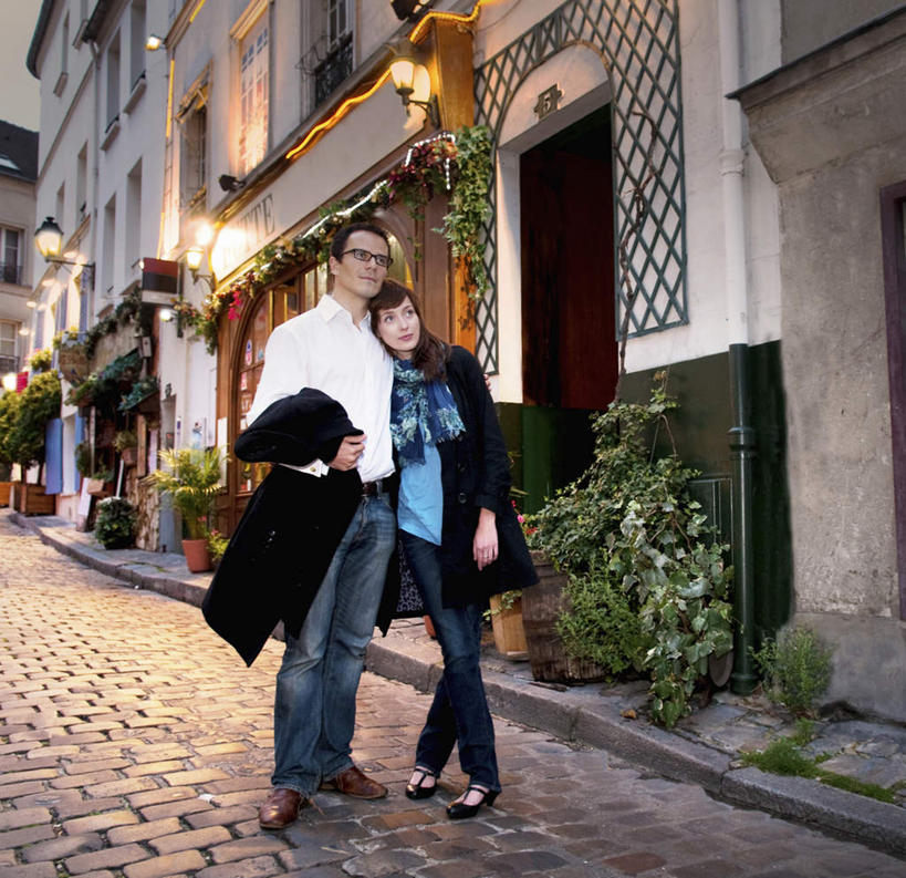 西方人,两个人,夫妻,家,站,抱,笑,微笑,横图,室外,白天,正面,爱情,植物,道路,路,欧洲,欧洲人,服装,裤子,盆栽,房屋,墙,屋子,小路,盆景,交通,浪漫,风衣,注视,牛仔裤,外套,楼房,墙壁,墙面,住宅,衣服,绿色,自然,观察,看,站着,温暖,温馨,恩爱,恋人,服饰,生长,成长,抱着,观看,和睦,察看,搂着,衣着,穿着,关注,衣饰,男人,男性,年轻女性,女人,女性,中年男性,白种人,夫妇,情侣,搂,搂抱,站立,彩图,全身,房子,伴侣,融洽