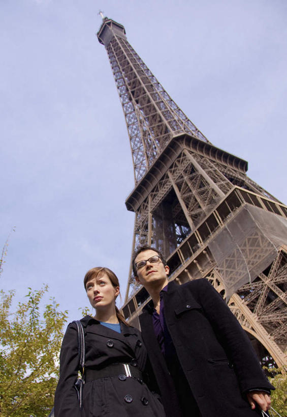 西方人,两个人,夫妻,站,竖图,室外,白天,仰视,爱情,植物,法国,巴黎,欧洲,艾菲尔铁塔,欧洲人,阴影,服装,光线,包,皮包,影子,埃菲尔铁塔,浪漫,注视,休闲装,树,树木,衣服,蓝色,绿色,蓝天,天空,阳光,自然,天,观察,看,站着,休闲,温暖,温馨,休闲服,恩爱,恋人,服饰,生长,晴朗,成长,观看,单肩包,和睦,察看,关注,法兰西,万里无云,法兰西共和国,战神广场,法兰西第五共和国,男人,男性,年轻女性,女人,女性,中年男性,白种人,夫妇,情侣,晴空,晴空万里,站立,半身,彩图,低角度拍摄,伴侣,融洽