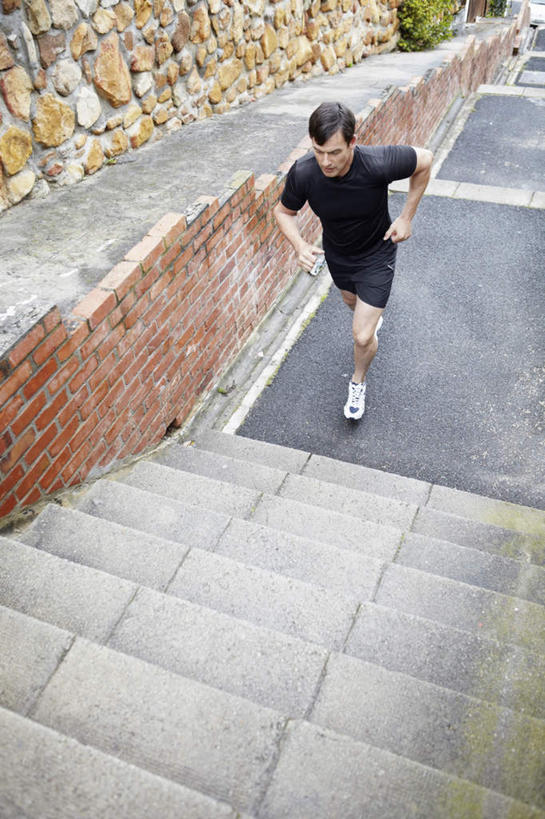 西方人,一个人,跑,竖图,俯视,室外,白天,运动服,锻炼,运动,楼梯,欧洲,欧洲人,仅一个男性,仅一个人,仅一个中年男性,服装,阶梯,墙,注视,墙壁,墙面,台阶,衣服,观察,看,服饰,观看,察看,衣着,穿着,关注,衣饰,体育,男人,男性,中年男性,白种人,跑步,彩图,高角度拍摄,全身,健身,运动装