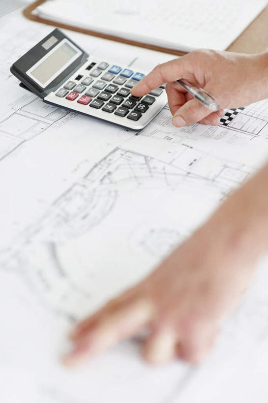 西方人,一个人,商务人士,商务男性,站,竖图,俯视,室内,白天,衬衫,计算器,桌子,欧洲,欧洲人,仅一个男性,仅一个人,仅一个中年男性,指,套装,朦胧,模糊,计算,科学,图纸,办公桌,办公用品,设计图,注视,方向,观察,看,手势,站着,理财,财务,观看,察看,操作,指向,食指,关注,数学,商务装,工程图,草图,蓝图,工薪阶层,按键,男人,男性,中年男性,白种人,白领,上班族,设计,站立,半身,彩图,高角度拍摄,衬衣