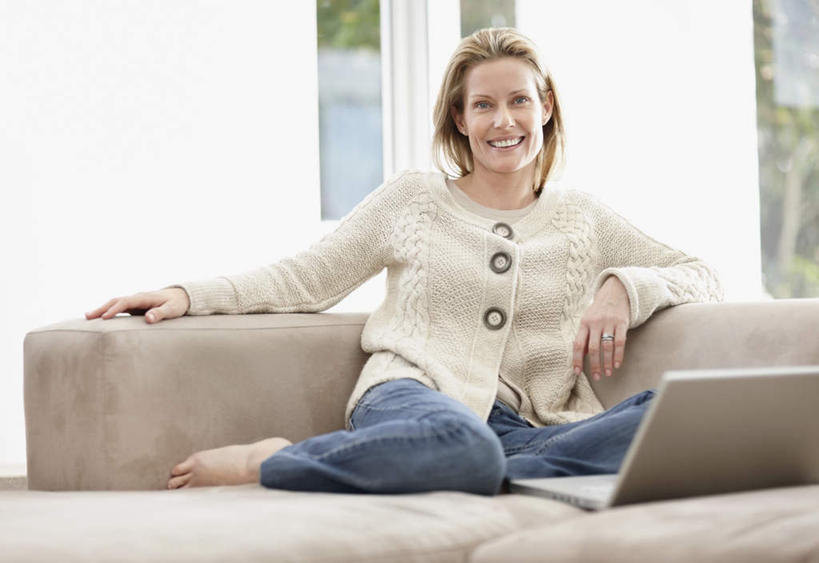 西方人,一个人,客厅,坐,笑,微笑,露齿笑,横图,室内,白天,正面,电脑,笔记本电脑,窗户,落地窗,沙发,欧洲,欧洲人,仅一个女性,仅一个人,服装,网络,注视,休闲装,通讯设备,玻璃窗,衣服,观察,看,靠,靠着,仅一个中年女性,休闲,休闲服,服饰,观看,察看,无线,起居室,关注,通信设备,无线网络,布艺沙发,无线上网,便携式电脑,客堂,手提电脑,女人,女性,中年女性,白种人,坐着,彩图,全身