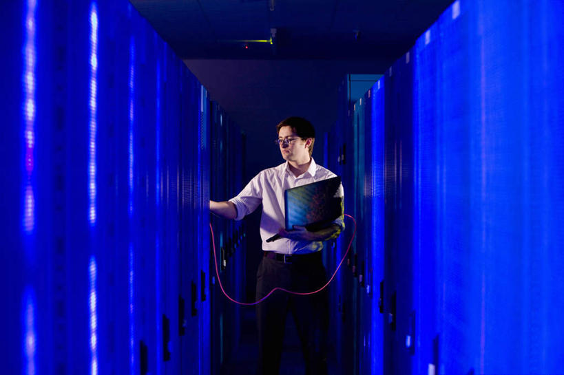 西方人,一个人,商务人士,商务男性,站,横图,室内,白天,正面,衬衫,通讯,电脑,笔记本电脑,数据,欧洲,欧洲人,仅一个男性,仅一个人,握,套装,传输,网络,拿,拿着,注视,输入设备,通讯设备,开关,仅一个年轻男性,按钮,观察,看,站着,握着,观看,光驱,网线,主机,察看,无线,机箱,关注,通信设备,水晶头,商务装,无线网络,便携式电脑,工薪阶层,光盘驱动器,线缆,手提电脑,男人,男性,年轻男性,白种人,白领,上班族,站立,半身,彩图,衬衣