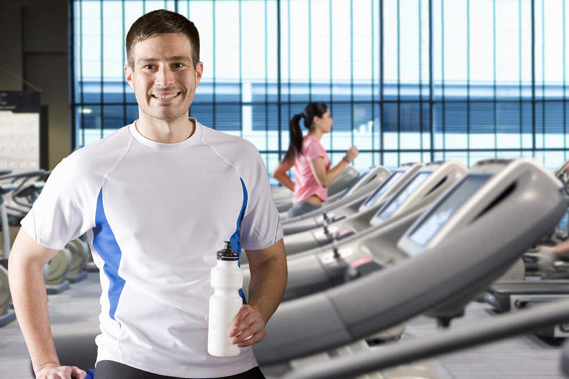 西方人,两个人,伙伴,朋友,健身房,站,跑,笑,微笑,露齿笑,横图,室内,白天,正面,运动服,锻炼,友谊,运动,水,欧洲,欧洲人,一排,握,服装,整齐,罐子,液体,塑料,拿,拿着,注视,娱乐,饮用水,运动器械,排列,衣服,瓶子,塑料制品,矿泉水,观察,看,站着,享受,休闲,健身器械,放松,握着,服饰,观看,察看,衣着,穿着,队列,关注,健身器材,蒸馏水,室内运动,衣饰,体育,友情,男人,男性,年轻男性,年轻女性,女人,女性,白种人,跑步,站立,半身,彩图,健身,健身馆,运动器材,跑步机,运动装