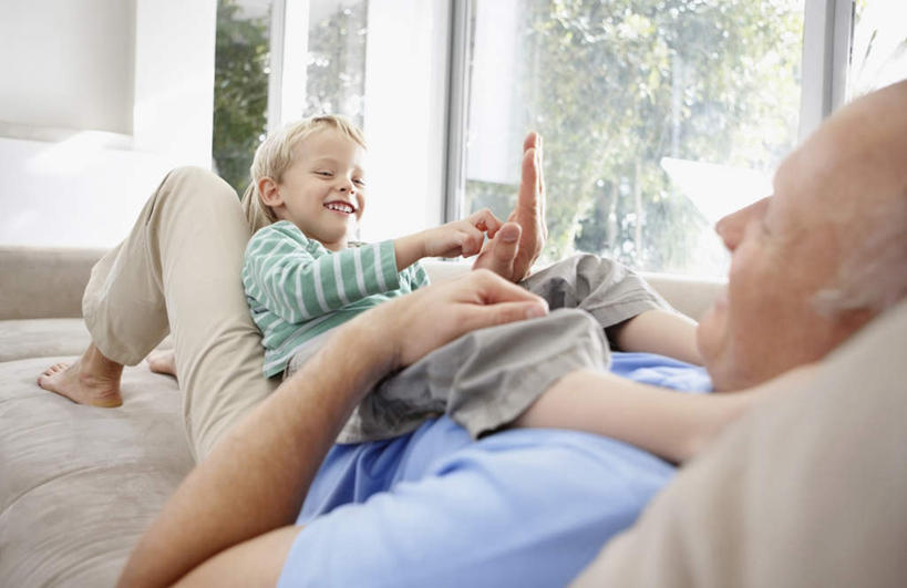 西方人,儿童,中年人,两个人,家庭,父亲,儿子,客厅,躺,笑,微笑,露齿笑,横图,室内,白天,正面,纯洁,窗户,沙发,欧洲,欧洲人,服装,注视,休闲装,玻璃窗,小孩,衣服,观察,看,靠,靠着,休闲,温暖,温馨,父子,一家人,休闲服,父爱,可爱,童年,童趣,服饰,观看,和睦,察看,起居室,关注,布艺沙发,童真,烂漫,无邪,客堂,卧着,天真,男孩,男人,男性,中年男性,白种人,孩子,躺着,卧,半身,彩图,融洽,男生