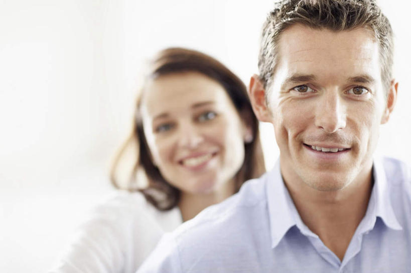 西方人,中年人,脸,头,脸颊,两个人,家庭,夫妻,笑,微笑,露齿笑,横图,室外,特写,白天,正面,爱情,欧洲,欧洲人,服装,朦胧,模糊,墙,浪漫,注视,休闲装,肩膀,墙壁,墙面,衣服,观察,看,休闲,温暖,温馨,一家人,休闲服,恩爱,恋人,服饰,观看,和睦,察看,关注,男人,男性,女人,女性,中年男性,中年女性,白种人,头部,脸部,脸蛋,面部,夫妇,情侣,半身,彩图,伴侣,融洽